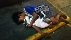ფოტოები, რომლებმაც ინტერნეტ სივრცე ააღელვა: ბავშვს თავის ოთხფეხა მეგობართან ერთად ჩახუტებულს ქუჩაში სძინავს